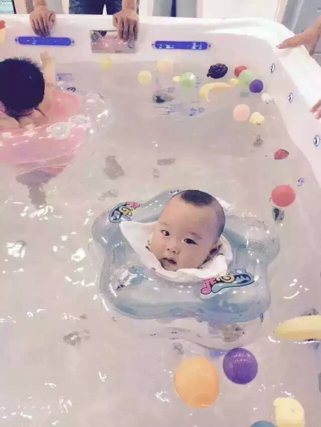 宝宝游泳