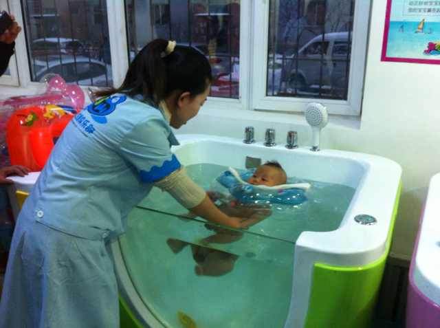婴儿游泳