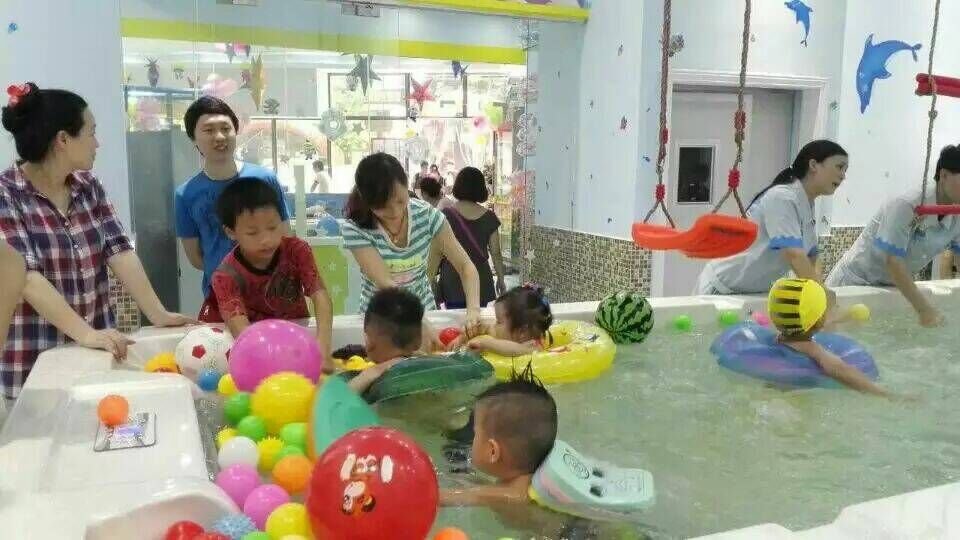 宝宝游泳