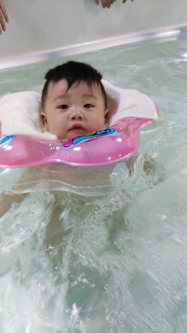 婴儿游泳