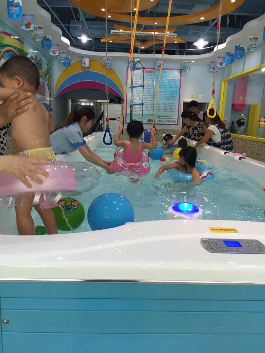 婴儿游泳馆