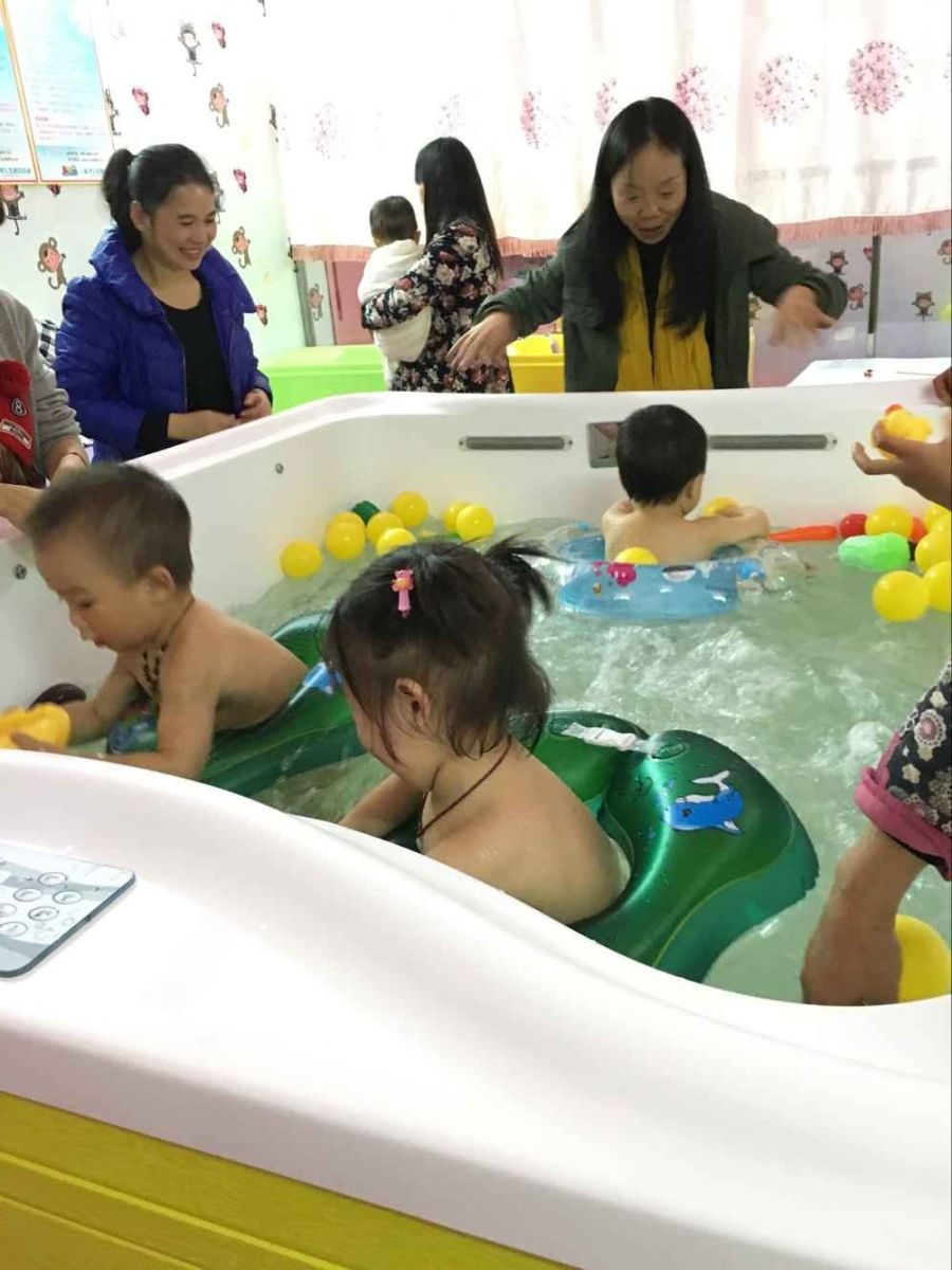 婴幼儿游泳