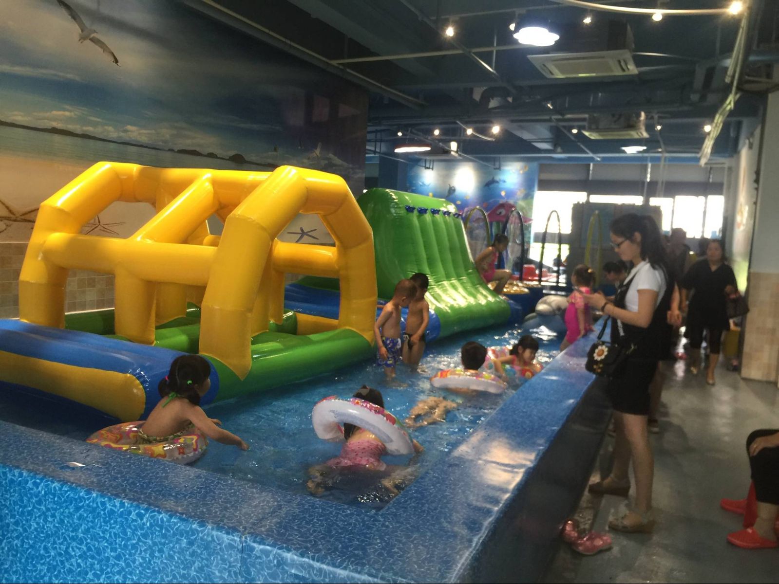 如何打造顾客放心的儿童室内恒温水上乐园